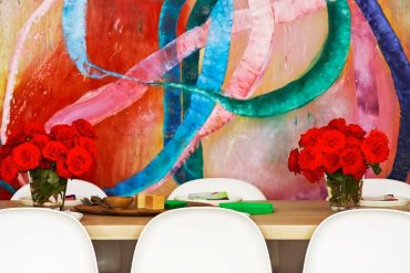 10 Dining Rooms With Oversized Art
