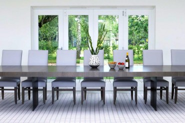 The Best Tables To Redesign Your Dining Room For The Fall | www.bocadolobo.com #moderndiningtables #diningtables #golddiningtables #tables #designtrends #falltrends #wood #glass #thediningroom #diningroomdesign #diningarea #diningareadesign #roomdesign @moderndiningtables