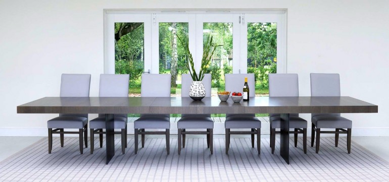 The Best Tables To Redesign Your Dining Room For The Fall | www.bocadolobo.com #moderndiningtables #diningtables #golddiningtables #tables #designtrends #falltrends #wood #glass #thediningroom #diningroomdesign #diningarea #diningareadesign #roomdesign @moderndiningtables