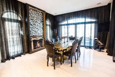 The Luxury Dining Table In The Saadiyat Private Residence | www.bocadolobo.com #moderndiningtables #diningtables #diningarea #diningroom #thediningroom #luxurious #luxury #gold #exclusivedesign #interiordesign #topinteriordesigners #bestinteriordesigners #famousinteriordesigners @moderndiningtables