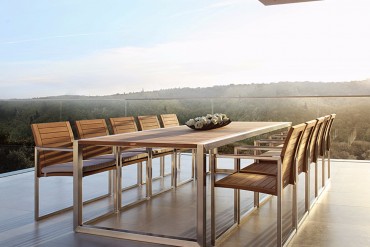 The Best Large Dining Tables To Throw A Big Party | www.bocadolobo.com #moderndiningtables #tables #diningroom #thediningroom #diningarea #diningareadesign #roomdesign #exclusivedesign #luxurybrands #luxury #luxurious #party #dinnerparty @moderndiningtables