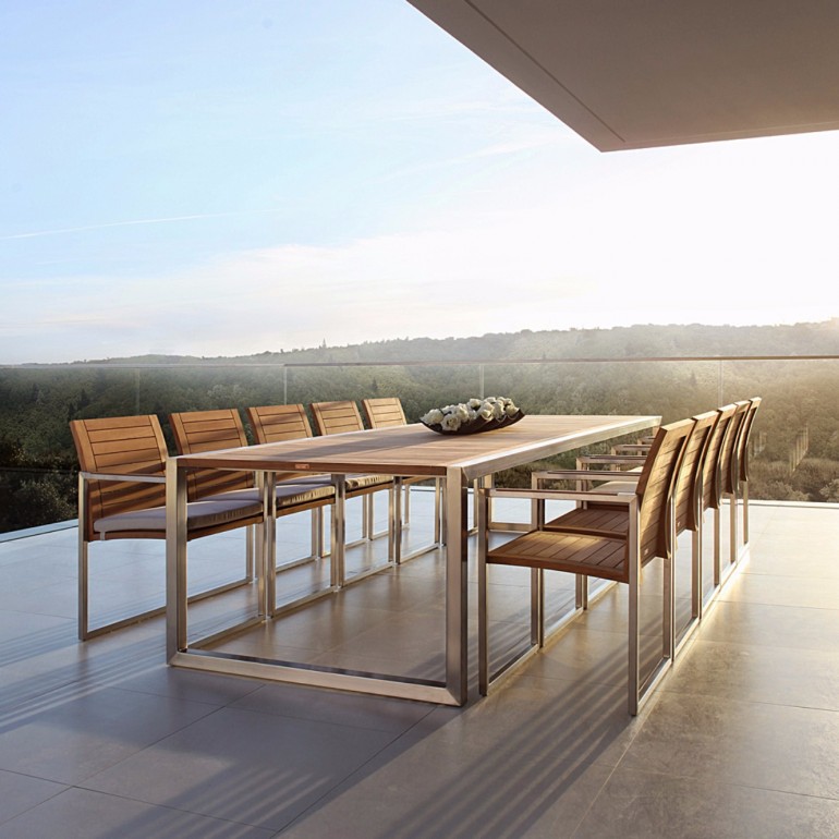 The Best Large Dining Tables To Throw A Big Party | www.bocadolobo.com #moderndiningtables #tables #diningroom #thediningroom #diningarea #diningareadesign #roomdesign #exclusivedesign #luxurybrands #luxury #luxurious #party #dinnerparty @moderndiningtables