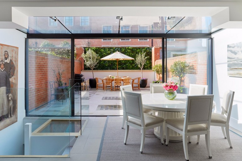 Stunning Dining Rooms Designed By Katharine Pooley | www.bocadolobo.com #moderndiningtables #diningroom #thediningroom #diningarea #diningareadesign #roomdesign #luxurybrands #exclusivedesign #famousinteriordesigners #topinteriordesigners #interiordesign #interiordesigners @moderndiningtables