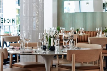 This Luxury Restaurant Design is Inspired by 1940s Kiosks | www.bocadolobo.com #restaurants #luxuryrestaurants #diningroom #diningarea #thediningroom #moderndiningtables #diningtables #tables #roomdesign #interiordesign #exclusivedesign #luxury @moderndiningtables