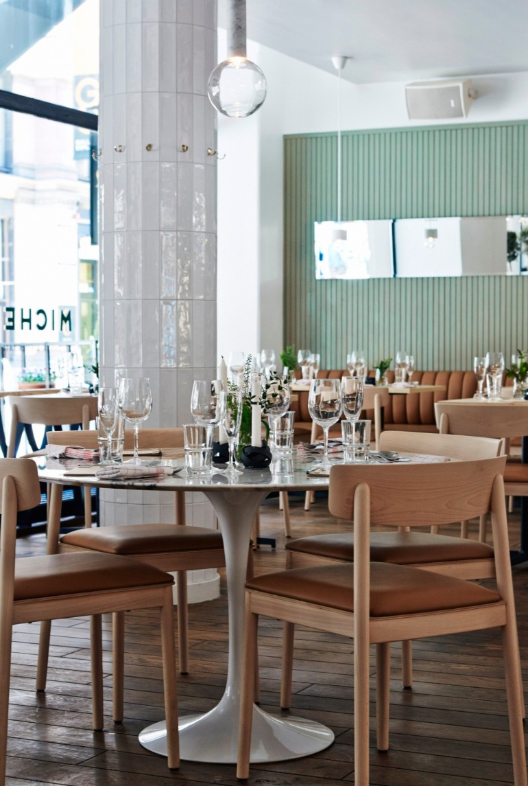 This Luxury Restaurant Design is Inspired by 1940s Kiosks | www.bocadolobo.com #restaurants #luxuryrestaurants #diningroom #diningarea #thediningroom #moderndiningtables #diningtables #tables #roomdesign #interiordesign #exclusivedesign #luxury @moderndiningtables