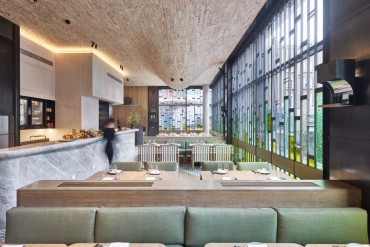 A Luxury Restaurant With The Most Creative Walls and Ceiling | www.bocadolobo.com #luxuryrestaurant #restaurant #architecture #exclusivedesign #interiordesign #moderndiningtables #diningtables #diningarea #diningroom #thediningroom #roomdesign #diningroomdesign #diningareadesign @moderndiningtables