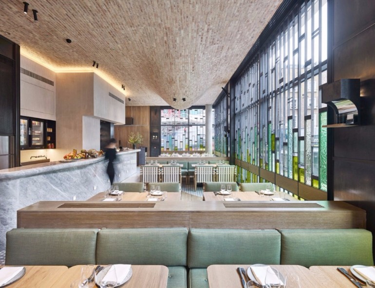 A Luxury Restaurant With The Most Creative Walls and Ceiling | www.bocadolobo.com #luxuryrestaurant #restaurant #architecture #exclusivedesign #interiordesign #moderndiningtables #diningtables #diningarea #diningroom #thediningroom #roomdesign #diningroomdesign #diningareadesign @moderndiningtables