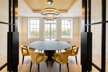 The Best Tips On How To Light a Dining Room | www.bocadolobo.com #moderndiningtables #diningroom #thediningroom #diningarea #diningtables #exclusivedesign #luxuryfurniture #lighting #luxurylighting #lightingtips @moderndiningtables