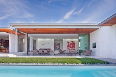 The Stunning Dining Room Area From Art Collector’s Beverly Hills House | www.bocadolobo.com #moderndiningtables #diningtables #diningroom #diningarea #thediningroom #diningareadesign #outdoor #roomdesign #interiordesign #exclusivedesign @moderndiningtables