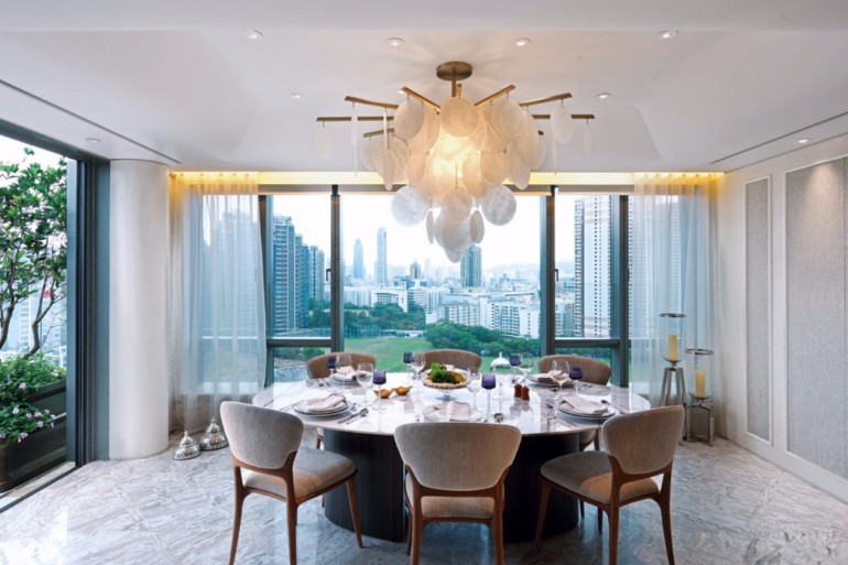 Luxury Dining Room Ideas by Top Interior Designers in Hong Kong | www.bocadolobo.com #hongkong #interiordesign #topinteriordesigners #moderndiningtables #diningtables #diningroom #thediningroom #diningarea #luxurybrands #exclusivedesign #bestinteriordesigners @moderndiningtables