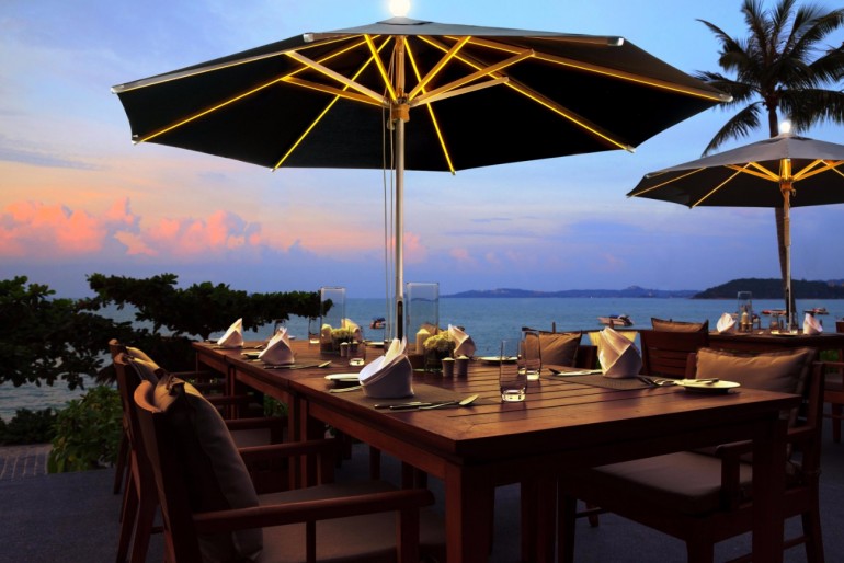 The Illuminated Parasol You’ll Need in Your Outdoor Dining Room | www.bocadolobo.com #diningroom #diningarea #thediningroom #outdoor #outdoordinner #diningtables #moderndiningtables #luxurybrands #exclusivedesign @moderndiningtables