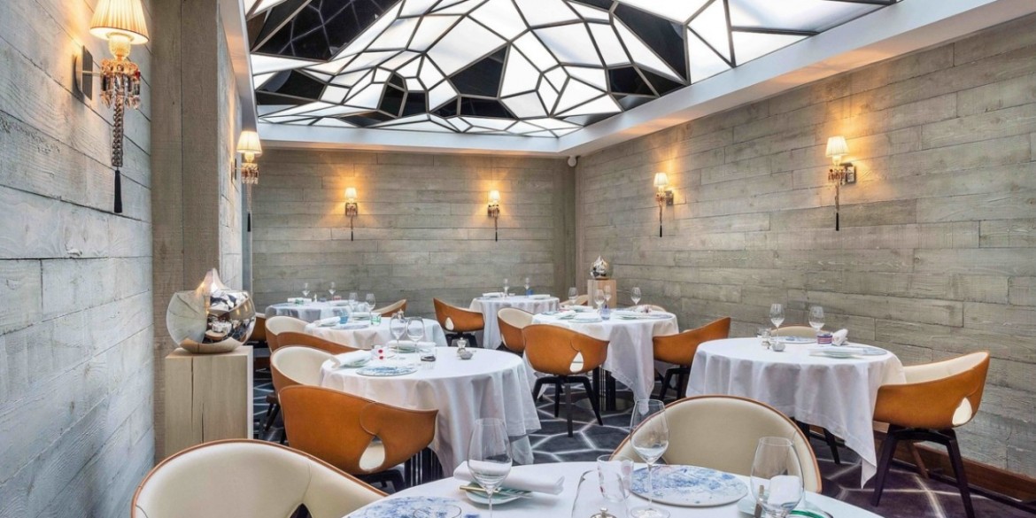 10 Super Chic and Sophisticated Luxury Restaurants in Paris | www.bocadolobo.com #luxuryrestaurants #restaurants #parisrestaurants #restaurantdesign #moderndiningtables #diningarea #diningroom #diningdesign #roomdesign @moderndiningtables