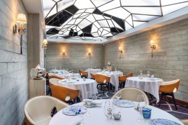 10 Super Chic and Sophisticated Luxury Restaurants in Paris | www.bocadolobo.com #luxuryrestaurants #restaurants #parisrestaurants #restaurantdesign #moderndiningtables #diningarea #diningroom #diningdesign #roomdesign @moderndiningtables