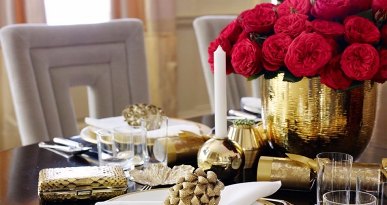5 Ideas on How to Prepare The Best Dining Table Decor for Christmas | www.bocadolobo.com #moderndiningtables #diningroom #thediningroom #diningtable #christmas #christmasdecor #tableware #tabledecor @moderndiningtables