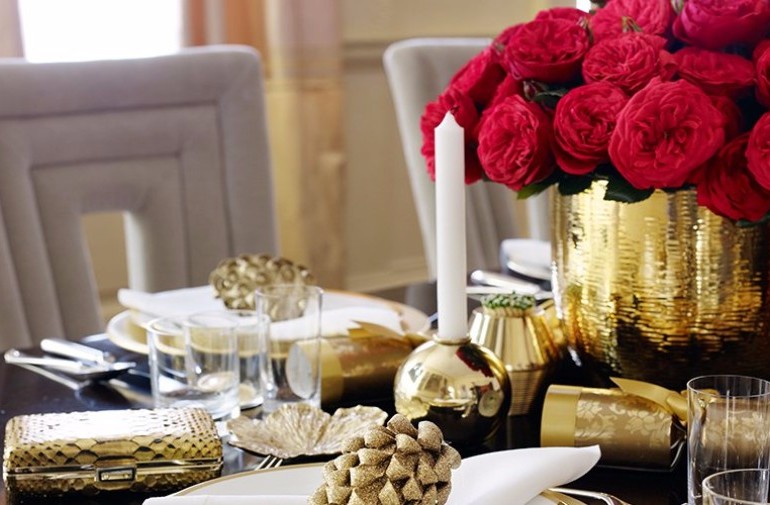 5 Ideas on How to Prepare The Best Dining Table Decor for Christmas | www.bocadolobo.com #moderndiningtables #diningroom #thediningroom #diningtable #christmas #christmasdecor #tableware #tabledecor @moderndiningtables